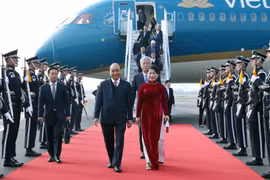 Lễ đón Thủ tướng Chính phủ Nguyễn Xuân Phúc và Phu nhân tại sân bay quân sự Gimhae, Busan. (Ảnh: Thống Nhất/TTXVN)