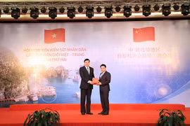 Chủ tịch UBND tỉnh Quảng Ninh Nguyễn Văn Thắng tặng quà cho đại diện Viện Kiểm sát Nhân dân Tối cao Trung Quốc. (Nguồn: Báo Quảng Ninh)