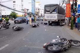 Nhiều xe máy bị hư hỏng nặng nằm ngổn ngang tại hiện trường vụ tai nạn. (Ảnh: Công Mạo/TTXVN)