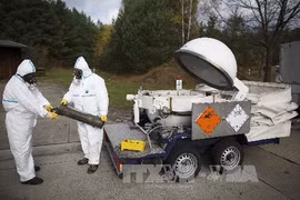 Các nhân viên trong trang phục bảo hộ diễn tập tại khu vực tiêu hủy vũ khí hóa học Syria (Nguồn: AFP-TTXVN)