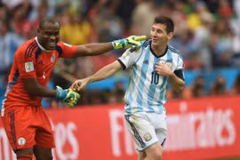 Thủ môn Nigeria xin trọng tài đừng cho Lionel Messi đá phạt