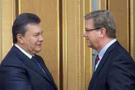 Tổng thống Ukraine Viktor Yanukovych (trái) tiếp Cao ủy phụ trách về chính sách mở rộng của Liên minh Châu Âu Stefan Fule (phải) tại thủ đô Kiev ngày 24/1. AFP-TTXVN