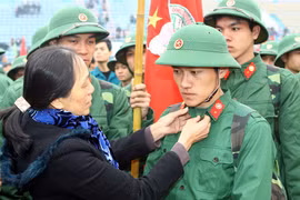 Thanh niên cả nước hăng hái lên đường nhập ngũ