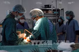 Điều trực thăng đưa bác sĩ tới cứu chữa nạn nhân sập cầu treo