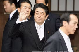 Thủ tướng Nhật Bản Shinzo Abe (thứ hai, trái) sau lễ viếng đền Yasukuni ở Tokyo ngày 26/12. (Nguồn: Kyodo/ TTXVN)