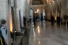 [Video] Đấu súng dữ dội bên trong tòa nhà quốc hội Canada