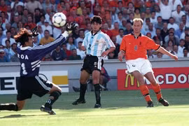 Xem lại tuyệt phẩm của Bergkamp vào lưới Argentina năm 1998