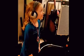 Cô bé 9 tuổi gây sốt với bản thu bài hát phim "Frozen"
