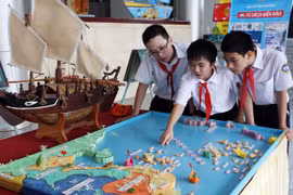 Học sinh tìm hiểu về biển đảo Việt Nam. (Ảnh: Trần Lê Lâm/TTXVN)