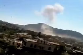 Khói bốc lên từ hiện trường vụ nổ tại cuộc diễu binh ở tỉnh Al-Dhalea, Tây Nam Yemen ngày 29/12/2019. (Ảnh: Aljazeera/TTXVN)