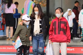 Nhiều người đeo khẩu trang đi chơi, mua sắm trước tình hình dịch virus corona. (Ảnh: Thành Đạt/TTXVN)
