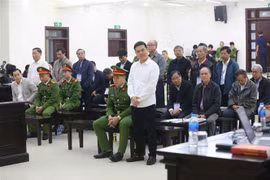 Các bị cáo nghe đại diện Viện kiểm sát đề nghị mức án . (Ảnh: Doãn Tấn/TTXVN)