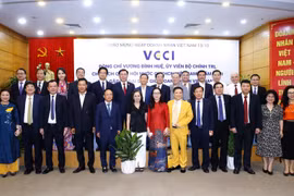 Chủ tịch Quốc hội Vương Đình Huệ với đại diện doanh nhân Việt Nam và các đại biểu. (Ảnh: Doãn Tấn/TTXVN)
