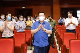 Chủ tịch Quốc hội Vương Đình Huệ tiếp xúc cử tri tại quận Hồng Bàng (Hải Phòng). (Ảnh: Doãn Tấn/TTXVN)