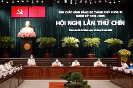 Phó Bí thư Thành ủy, Chủ tịch HĐND Thành phố Hồ Chí Minh Nguyễn Thị Lệ thông qua Chương trình Hội nghị. (Ảnh: Tiến Lực/TTXVN)