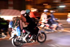 Nhiều người mang theo đồ đạc về quê. (Ảnh minh họa: Bùi Giang/TTXVN)