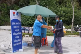 Tại điểm trung chuyển, công dân được hỗ trợ đồ ăn nhanh, nước uống, xăng... miễn phí. (Ảnh: Văn Tý/TTXVN)