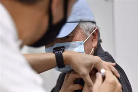 Nhân viên y tế tiêm vaccine phòng COVID-19 cho người dân tại Sydney, Australia, ngày 17/8/2021. (Ảnh: AFP/ TTXVN)