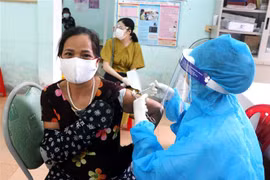 Cán bộ y tế phường 5, thành phố Đông Hà, Quảng Trị tiêm vaccine phòng COVID-19 cho người dân. (Ảnh: Nguyên Lý/TTXVN)