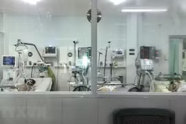 Bên trong phòng bệnh ICU, bệnh nhân thở bằng máy thở của Bệnh viện Dã chiến số 1 tỉnh Khánh Hòa. (Ảnh: TTXVN phát)