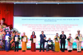 Bí thư Thành ủy Hà Nội Đinh Tiến Dũng và Chủ tịch UBND thành phố Hà Nội Chu Ngọc Anh với các “Công dân Thủ đô ưu tú” năm 2021. (Ảnh: Nguyễn Điệp/TTXVN)