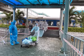 Các công dân xuống tàu sau khi thực hiện lấy mẫu xét nghiệm. (Ảnh: Đức Phương/TTXVN)