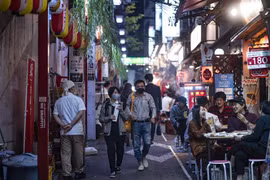 Người dân trên đường phố Tokyo, Nhật Bản, ngày 19/11/2020. (Ảnh: AFP/ TTXVN)