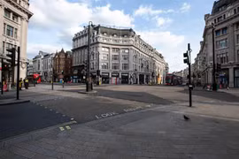 Cảnh vắng lặng trên đường phố thủ đô London, Anh khi lệnh giãn cách được ban bố nhằm ngăn dịch COVID-19 lây lan, ngày 3/4/2020. (Ảnh minh họa: Getty Images/TTXVN)
