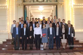 Lãnh đạo Ban Đối ngoại Trung ương chụp ảnh lưu niệm với Đoàn Trưởng Cơ quan đại diện Việt Nam tại nước ngoài. (Nguồn: baoquocte.vn)