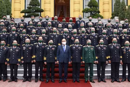 Chủ tịch nước Nguyễn Xuân Phúc với các đại biểu tại buổi gặp mặt. (Ảnh: Thống Nhất/TTXVN)