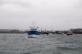 Các thuyền đánh cá Pháp trên vùng biển ngoài khơi đảo Jersey của Anh ngày 6/5/2021. (Ảnh: AFP/TTXVN)