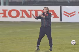 Huấn luyện viên Philippe Troussier thường tập luyện cùng với U23 Việt Nam vào khung giờ muộn buổi tối. (Ảnh: VFF) 