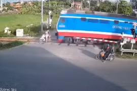 Nam Định: Tàu hỏa đâm văng xe máy, hai người tử vong tại chỗ
