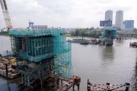  Đoạn vượt sông Sài Gòn đang được thi công khẩn trương với chiều rộng 11 m, 2 trụ chính đã thành hình. (Ảnh: Hoàng Hải/TTXVN)