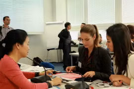 Tiếp xúc giữa doanh nghiệp Việt-Séc tại Hội thảo về dệt may Séc-Việt tại Prague. (Ảnh: Nguyễn Hồng Tâm/TTXVN)