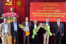 Gia đình bà Nga tại buổi xin lỗi. (Ảnh: Văn Dũng/TTXVN)