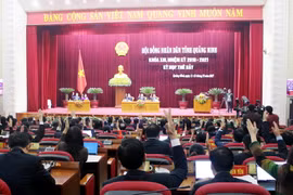 Các đại biểu thông qua Nghị quyết thu phí tham quan khu di tích Yên Tử từ 1/1/2018. (Ảnh: Văn Đức/TTXVN)