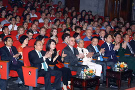 Thủ tướng Nguyễn Xuân Phúc và các đại biểu tham dự buổi lễ. (Ảnh: Thống Nhất/TTXVN)