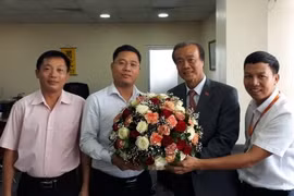 Đại sứ Việt Nam tại Tanzania Nguyễn Kim Doanh đến thăm chúc mừng Công ty Halotel nhân Ngày thành lập Quân đội nhân dân Việt Nam. (Ảnh: Dư Thanh Hưng/TTXVN)