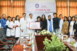 Đại diện Quỹ Vì Tầm vóc Việt trao tặng 300 triệu đồng cho Quỹ Vì bệnh nhân nghèo của Bệnh viện Phụ sản Trung ương. (Nguồn: Vietnam+)