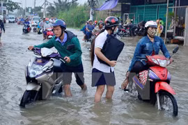 Triều cường gây ngập sâu trên đường Lê Văn Lương, huyện Nhà Bè, Thành phố Hồ Chí Minh. (Ảnh: Mạnh Linh/TTXVN)