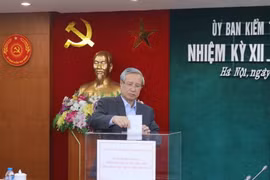 Ông Trần Quốc Vượng, Ủy viên Bộ Chính trị, Thành viên Thường trực Ban Bí thư, Chủ nhiệm Ủy ban Kiểm tra Trung ương ủng hộ. (Ảnh: Phương Hoa/TTXVN)
