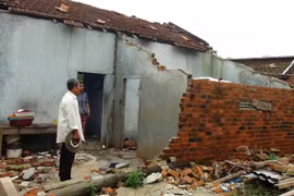 Nhà bị hư hỏng nặng do bão khiến nhiều hộ tái nghèo. (Ảnh: Nguyên Lý/TTXVN)