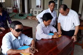 Dạy cho người mù học chữ nổi. (Ảnh: K GỬIH/TTXVN)