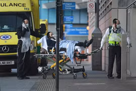 Bệnh nhân nhiễm COVID-19 được điều tại bệnh viện ở London, Anh. (Ảnh: AFP/TTXVN)