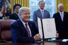Tổng thống Mỹ ký thông qua dự luật hỗ trợ doanh nghiệp nhỏ và các bệnh viện tại Washington, DC. (Ảnh: AFP/TTXVN)