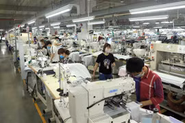 Dây chuyền sản xuất hàng may mặc Việt Nam tại khu công nghiệp Bá Thiện 2, huyện Bình Xuyên, tỉnh Vĩnh Phúc. (Ảnh: Hoàng Hùng/TTXVN)