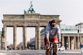 Người dân đeo khẩu trang phòng dịch COVID-19 tại Berlin, Đức. (Ảnh: THX/TTXVN)