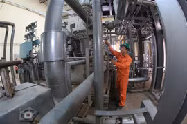 Vận hành tại Nhà máy phát điện từ chất thải công nghiệp được xây dựng tại huyện Sóc Sơn (Thành phố Hà Nội). (Ảnh: Ngọc Hà/TTXVN)