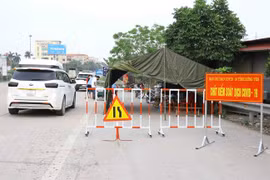 Chốt kiếm soát dịch COVID-19 tại cầu Yên Lệnh. (Ảnh: Đinh Tuấn/TTXVN)